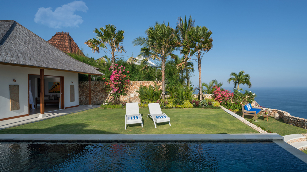 Sol y Mar - Magnificent ocean views from the pool and garden lawn